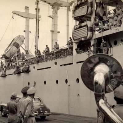 aankomst-nieuwe-lichting-Nederlandse-militairen-in-voormalig-Nederlands-Indië-cc aankomst-nieuwe-lichting-Nederlandse-militairen-in-voormalig-Nederlands-Indië-cc