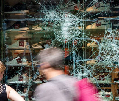 barsten-in-de-ruiten-van-een-schoenen-winkel barsten-in-de-ruiten-van-een-schoenen-winkel