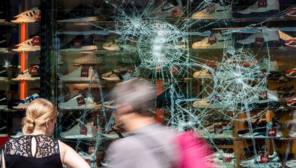barsten-in-de-ruiten-van-een-schoenen-winkel barsten-in-de-ruiten-van-een-schoenen-winkel