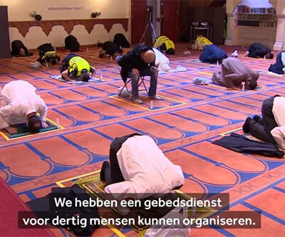 biddende-politieagenten-in-de-moskee biddende-politieagenten-in-de-moskee