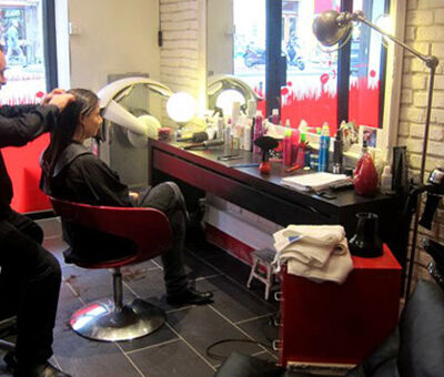 kapper-die-de-haren-knipt-van-een-jonge-dame kapper-die-de-haren-knipt-van-een-jonge-dame