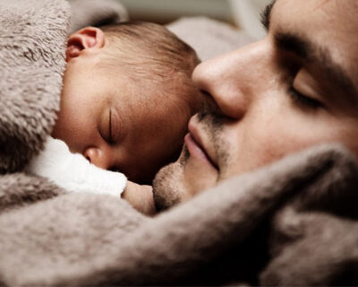 vaderschapsverlof-vader-en-baby-slapen vaderschapsverlof-vader-en-baby-slapen