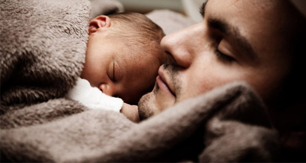 vaderschapsverlof-vader-en-baby-slapen vaderschapsverlof-vader-en-baby-slapen