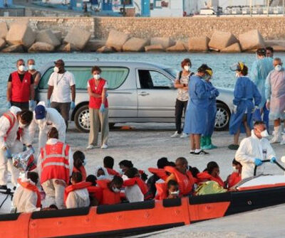 honderden-migranten-arriveren-op-en-vissersboot-op-lampedusa honderden-migranten-arriveren-op-en-vissersboot-op-lampedusa