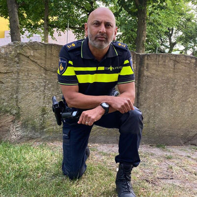 politieofficier-martin-sitalsing-liet-zich-uit-solidariteit-met-black-lives-matter-knielend-fotograferen politieofficier-martin-sitalsing-liet-zich-uit-solidariteit-met-black-lives-matter-knielend-fotograferen