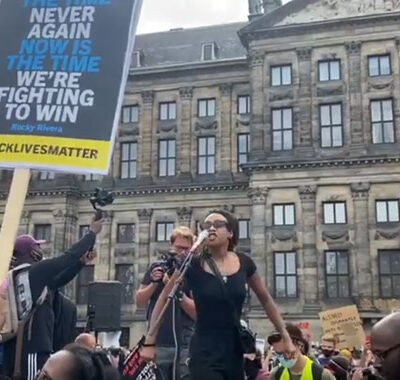 black-lives-matter-demonstreerde-op-1-juni-op-de-dam-in-amsterdam black-lives-matter-demonstreerde-op-1-juni-op-de-dam-in-amsterdam