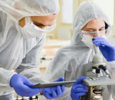 corona-vaccin-onderzoekers-in-het-lab corona-vaccin-onderzoekers-in-het-lab