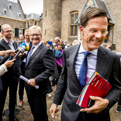 Formerende partijen met werkgevers en werknemers om de tafel