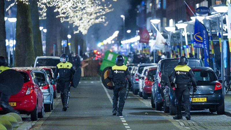 Rellen-op-Rotterdam-Zuid-waarbij-de-politie-en-ME-moesten-optreden-Bron-Media-TV (1) Rellen-op-Rotterdam-Zuid-waarbij-de-politie-en-ME-moesten-optreden-Bron-Media-TV (1)