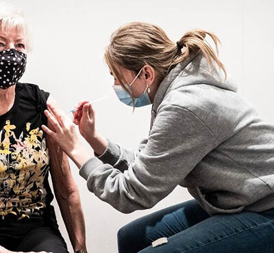 60-plusser wordt gevaccineerd. 60-plusser wordt gevaccineerd.
