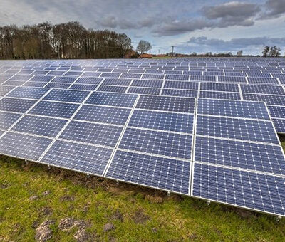 Met zonnepanelen zwartgeblakerd landschap Met zonnepanelen zwartgeblakerd landschap