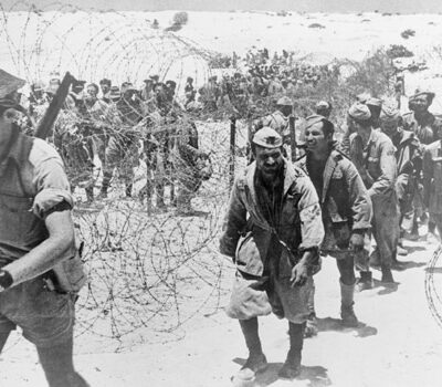 italiaanse-krijgsgevangenen-el-alamein-1942 italiaanse-krijgsgevangenen-el-alamein-1942
