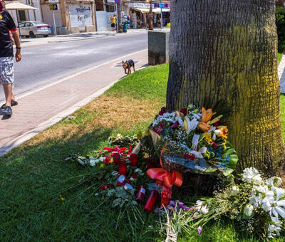 op-een-veldje-op-mallorca-zijn-bloemen-gelegd-voor-carlo-heuvelman op-een-veldje-op-mallorca-zijn-bloemen-gelegd-voor-carlo-heuvelman
